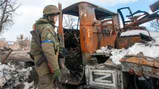 Сгоревший российский военный автомобиль в Харькове.
