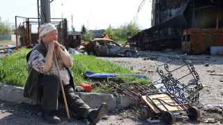 По данным украинских властей, в городе сейчас живут около 100 тысяч человек. До войны население составляло 400 тысяч.
