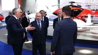 Владимир Путин и его верные дроны