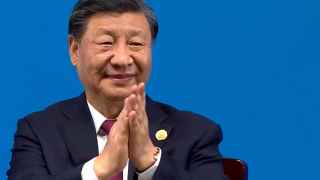 Китай (на фото председатель Си Цзиньпин) разрешил безвизовый въезд из пяти ЕС. России этого добиться не удалосьС