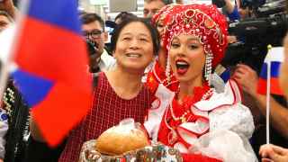 Прибытие в Москву первой группы китайских туристов по безвизовому режиму