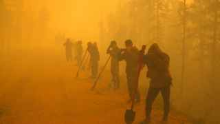 Волонтёры помогают бороться с лесным пожаром у якутского села Куэрелель. 

Лесные пожары в регионе оказались самыми крупными в мире за 2021 год, власти связывают их растущую силу с изменением климата. 