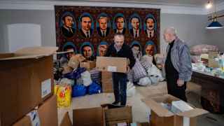 Сотрудники посольства Армении готовят груз помощи для Нагорного Карабаха.
