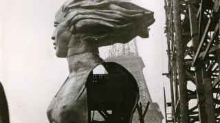 Скульптуру выковали из листов нержавеющей стали, которые затем были сварены по уникальной технологии. Высота композиции (до верхушки серпа) – 23,5 м, общий вес – 80 т. Собранную скульптуру разрезали на куски и в 28 вагонах отправили в Париж. Сборка скульптуры во Франции заняла 11 дней.
