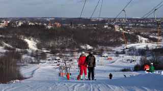 Несмотря на то, что декабрь в Средней полосе России выдался снежным, большинство подмосковных горнолыжных курортов пока не работают в полную силу. 

Но хотя бы частично открылись все.