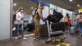 Ранее Россия обязала всех прибывающих пассажиров уйти на самоизоляцию в течение 14 дней из-за коронавируса.