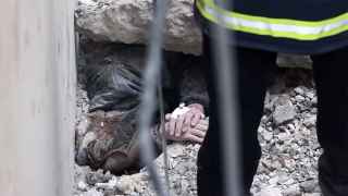 Спасение мужчины из-под завалов после российского обстрела в Харькове на северо-востоке Украины.