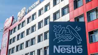 Стелла с логотипом Nestle у здания «Дом Киткат в России» в Перми