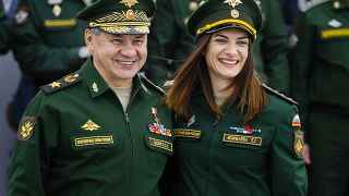 Елена Исинбаева (справа) – майор российской армии
