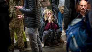 «Страшно за украинцев. Страшно за вменяемых россиян, находящихся под властью маньяка. За оболваненных россиян, которые сейчас будут ликовать, тоже страшно.»

На фото: Люди, пытающиеся выехать из Киева, на железнодорожном вокзале.