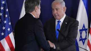 Нетаньяху (справа) и госсекретарь США Энтони Блинкен (слева) во время пресс-конференции после встречи