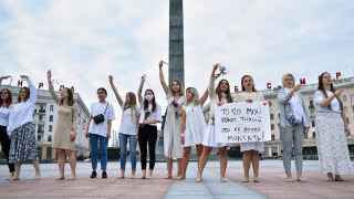 Второй день подряд десятки женщин в Минске выстраиваются в живые цепи, протестуя против насилия.