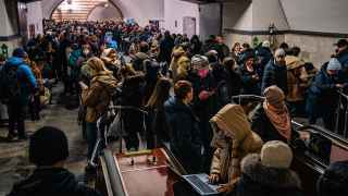 Люди укрываются в метро во время воздушной тревоги в центре Киева 16 декабря