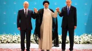 Три из четырех неоимпериалистов (слева направо: Владимир Путин, Эбрахим Раис, Реджеп Тайип Эрдоган) берутся за руки