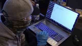 Россия. Сотрудник ФСБ РФ во время изучения компьютера одного из задержанных хакеров. 
