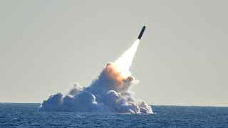 Запуск ракеты Trident, способной нести ядерную боеголовку, с подводной лодки класса «Огайо»