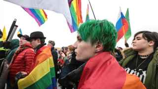 Находясь на карантине с семьей, ЛГБТ-молодежь в России сталкивается с новыми проблемами