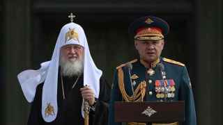 Министр обороны РФ (справа) и министр церквей РФ – союзники в деле отправки максимального количества россиян на тот свет