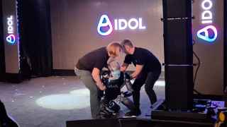 AIDOL, первый российский робот-гуманоид с ИИ упал во время демонстрации в ноябре в Москве