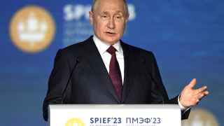 Владимир Путин выступает на пленарном заседании ПМЭФ.
