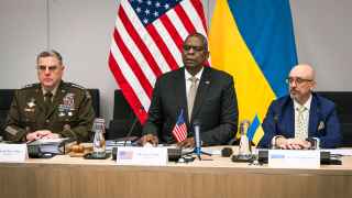 Генерал Марк Милли (на фото слева) на совещании в Брюсселе с министрами обороны США и Украины Ллойдом Остином и Алексеем Резниковым