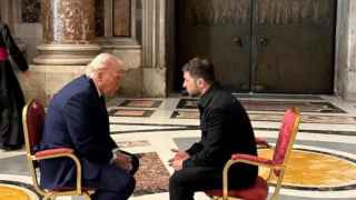 Дональд Трамп (слева) по-своему старается помочь Владимиру Зеленскому