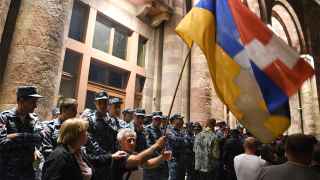 Столкновения демонстрантов с полицией в Ереване