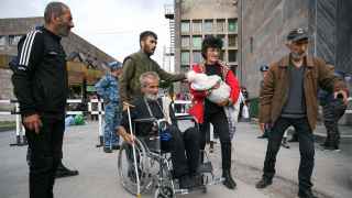 Жители Нагорного Карабаха в городе Горис перед отправкой в пункт временного размещения