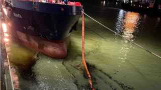 В Краснодарском крае зафиксировали новую утечку нефтепродуктов с танкера во время заправки в порту
