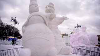 По правилам фестиваля, каждый участник должен сделать ледяную скульптуру и гигантского снеговика, причем с элементами местного колорита