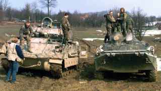 25 лет назад военные РФ (справа на БТР-80) и НАТО (американцы на Bradley) вместе защищали европейскую безопасность
