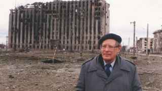 Чеченская война, первая из кровавых войн РФ, положила конец сотрудничеству власти с правозащитниками. На фото: Сергей Ковалев на фоне разрушенного Грозного