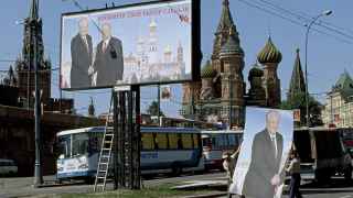 Рабочие вешают предвыборные плакаты с изображением Бориса Ельцина напротив Красной площади. Москва, Россия, 1996 г.