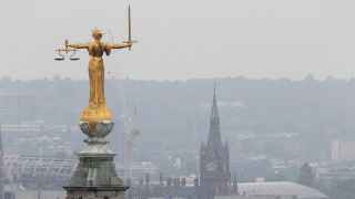 Британская фемида может повернуть к российским олигархам задом (на фото: статуя богини правосудия в Лондоне)