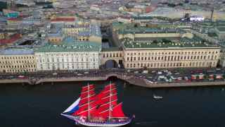 Бриг «Россия» плывёт по Неве во время генеральной репетиции фестиваля «Алые паруса 2021» в Санкт-Петербурге. 