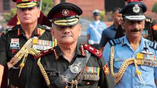 Глава Генштаба вооруженных сил Индии генерал Анил Чаухан (в центре)