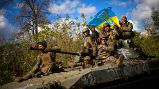 Украинские военные на трассе Изюм - Лиман