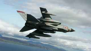 Самолет Tornado GR4, оснащенный крылатой ракетой Storm Shadow