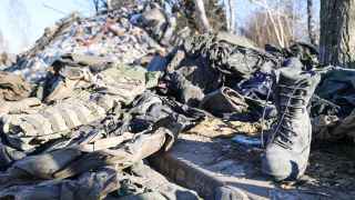 Личные вещи погибших российских военнослужащих в обломках здания ПТУ в Макеевке