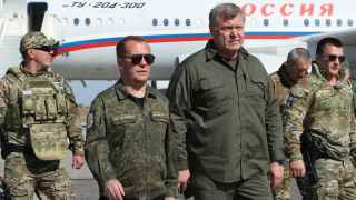 Заместитель председателя совета безопасности РФ Дмитрий Медведев (второй слева) перед посещением полигона "Капустин Яр"