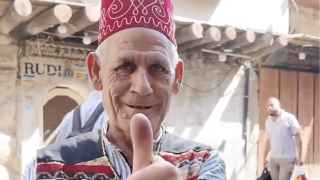 Дамасский уличный торговец кофе свободно говорит по-немецки