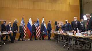 Российская делегация во главе с заместителем министра иностранных дел РФ Сергеем Рябковым перед переговорами России и США по гарантиям безопасности.