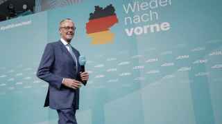Фридрих Мерц, скорее всего – следующий канцлер ФРГ, под лозунгом ХДС «Wieder nach vorne», что значит примерно «пойти обратно, чтобы двинуться вперед»