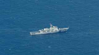 Корабль береговой охраны Китая возле оккупированного Филиппинами острова Титу на спорных островах Спратли в Южно-Китайском море