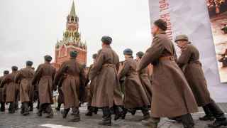 Реконструкторы на выставке носили форму, копирующую обмундирование солдат Красной армии восемьдесят один год назад.