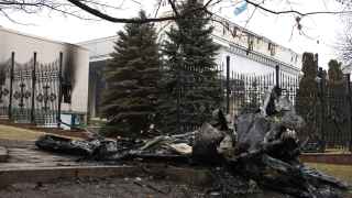 Сгоревший автомобиль у резиденции президента Казахстана.