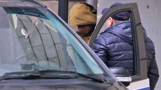 Эван Гершкович, задержанный по подозрению в шпионаже, покидает здание суда в Москве