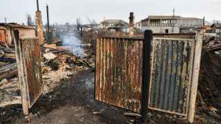 В красноярском Уяре огонь охватил около десятка домов. На фото — все, что осталось от чьих-то жилищ.

