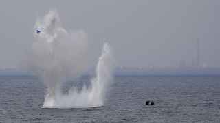 Саперы ВМС Румынии взрывают мину в Черном море у побережья Констанцы