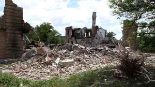 Разрушенная школа в селе Белогоровка недалеко от города Лисичанска Луганской области Украины.